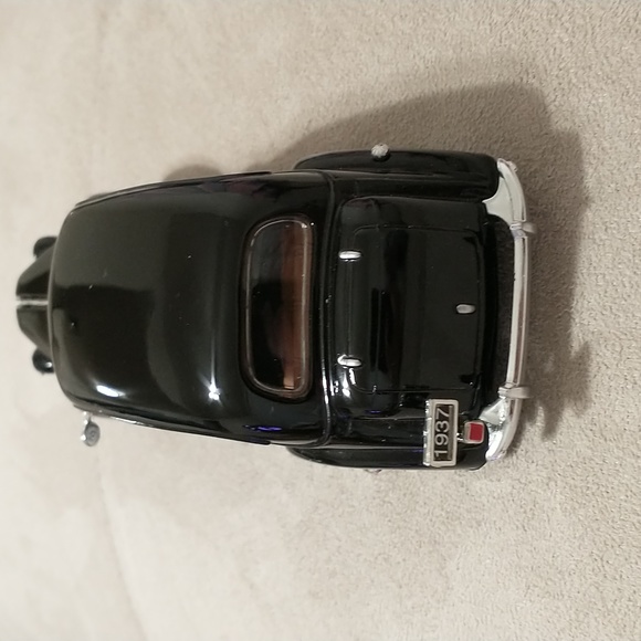 1937 Master Deluxe Town Sedan Die Cast Car - Picture 4 of 7